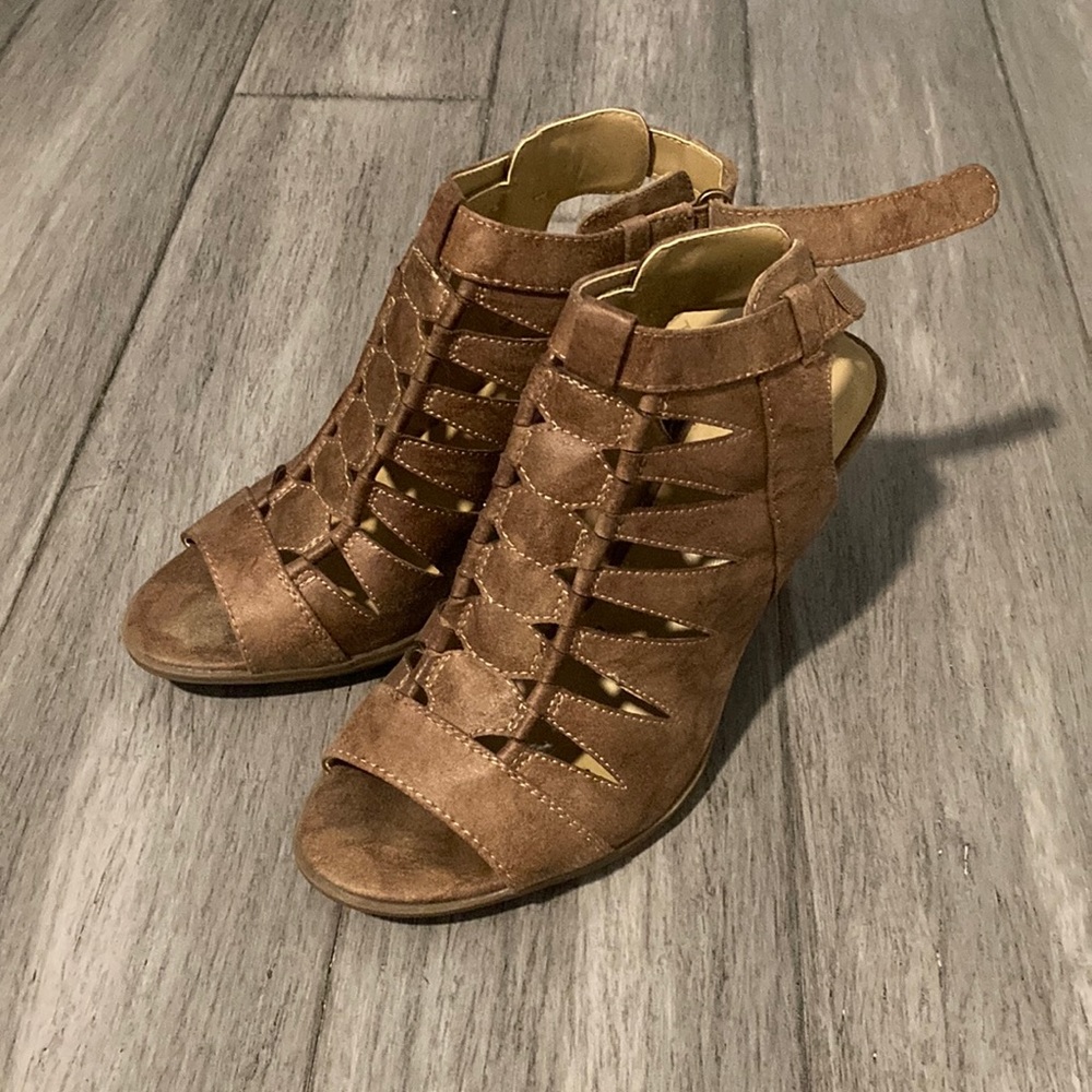 Naturalizer size 7.5 heeled shoe